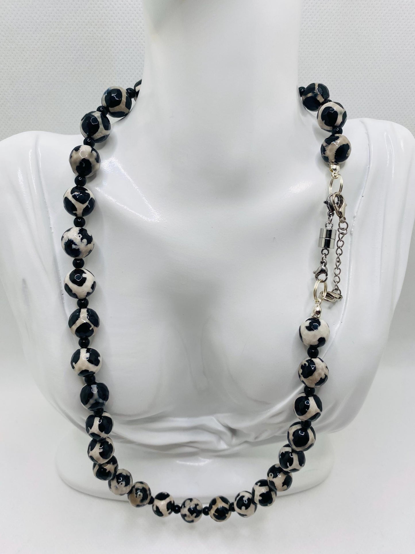 Faceted Tibetan Agate Necklace with Black Onyx Beads