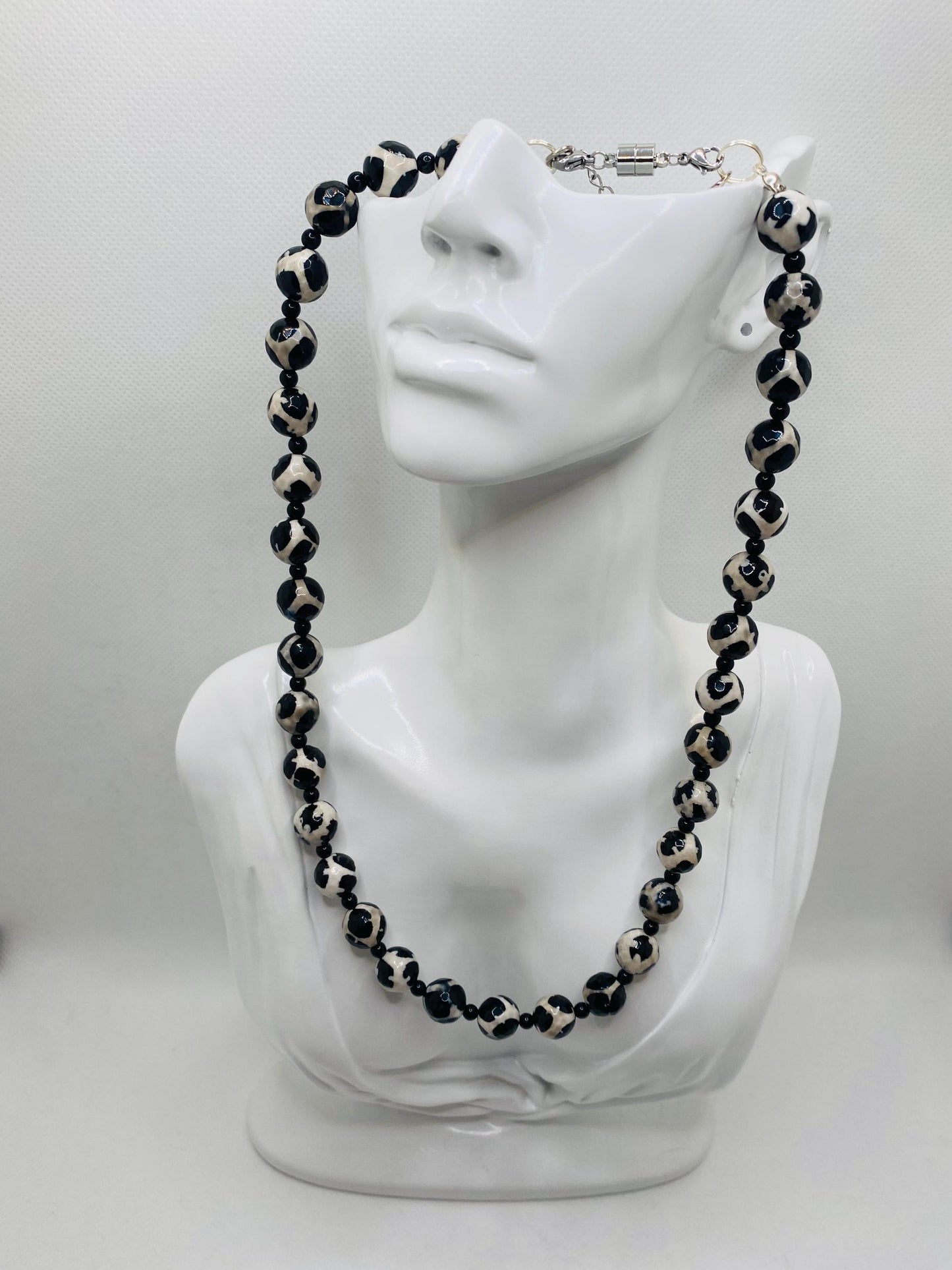 Faceted Tibetan Agate Necklace with Black Onyx Beads